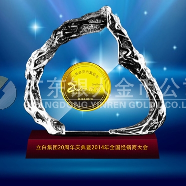 2014年1月：定制广州立白集团20周年庆纯金牌镶嵌水晶摆件